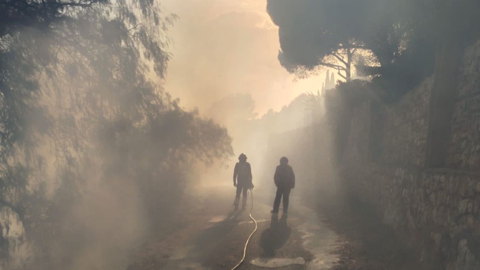 Els bombers treballen en l'extinció de l'incendi a una urbanització d'Alcossebre