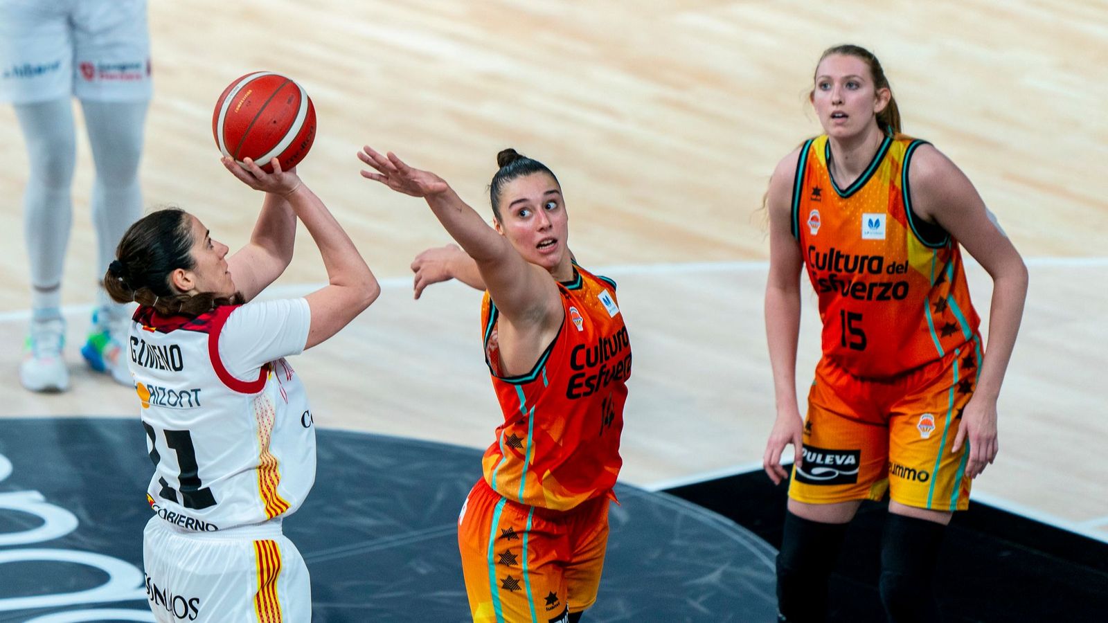 Raquel Carrera tracta de taponar un llançament de Vega Gimeno