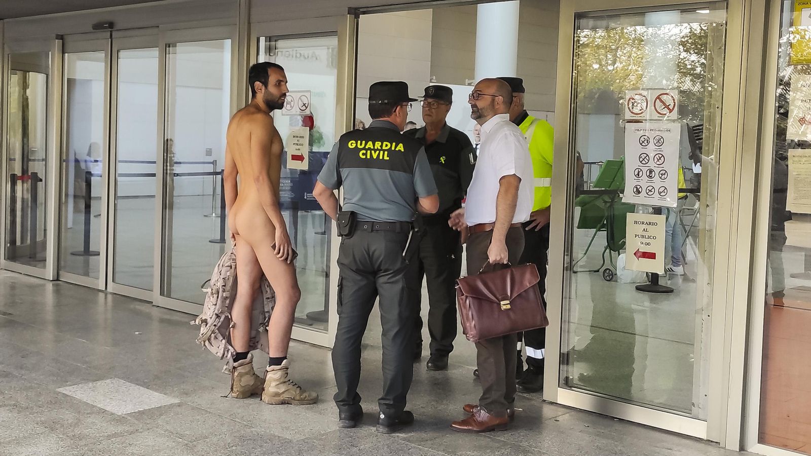 Un jove intenta entrar nu a un juí per exhibicionisme a València