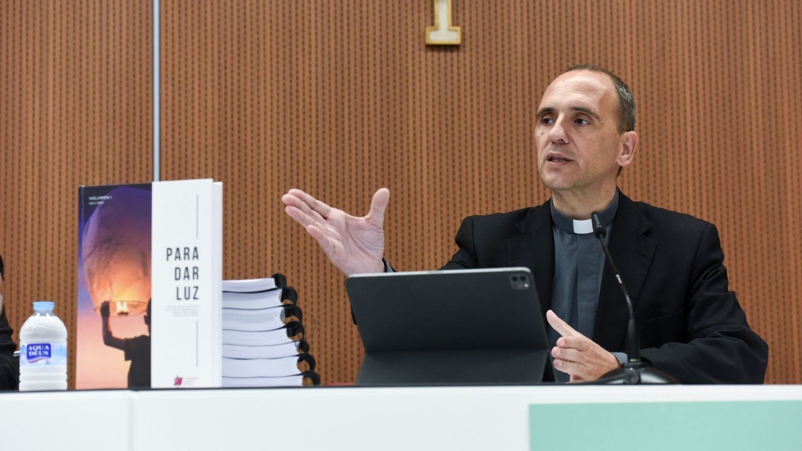 El director de la Oficina de Información de la Conferencia Episcopal Española, José Gabriel Vera, durant la presentació de l'informe