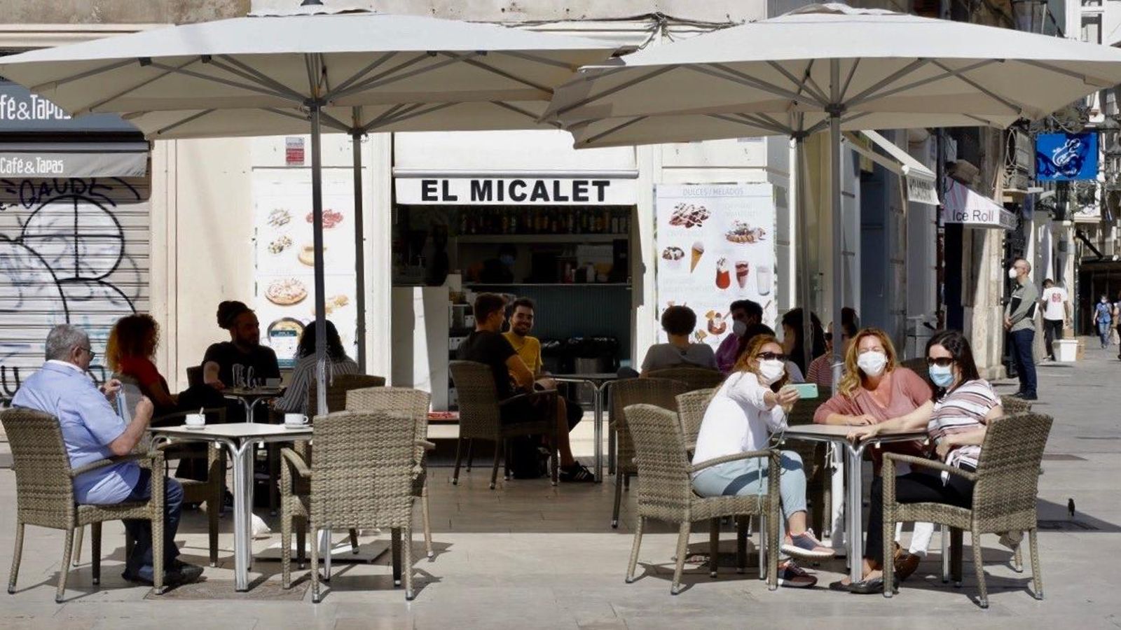 Una terrassa de la plaça de la Mare de Déu de València