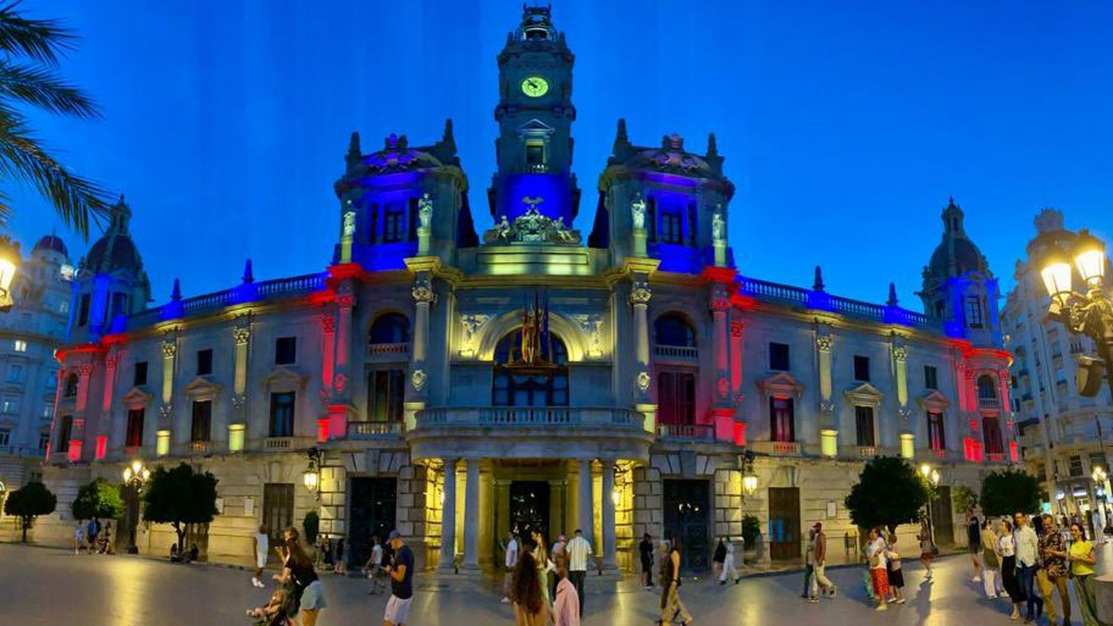 Façana de l'Ajuntament de València il·luminada amb els colors de la Senyera