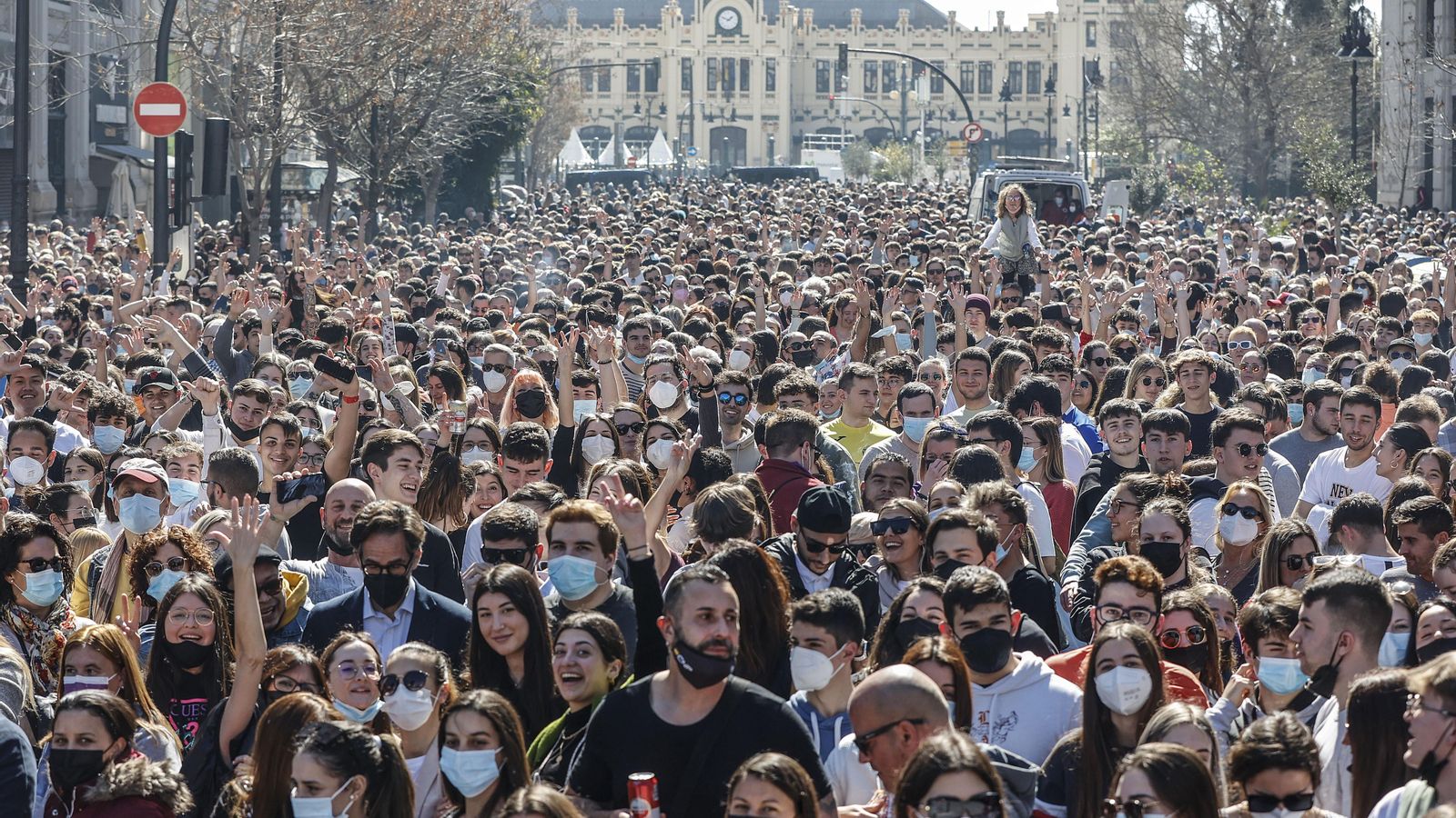 Milers de persones en una de les mascletaes a la plaça de l'Ajuntament de València