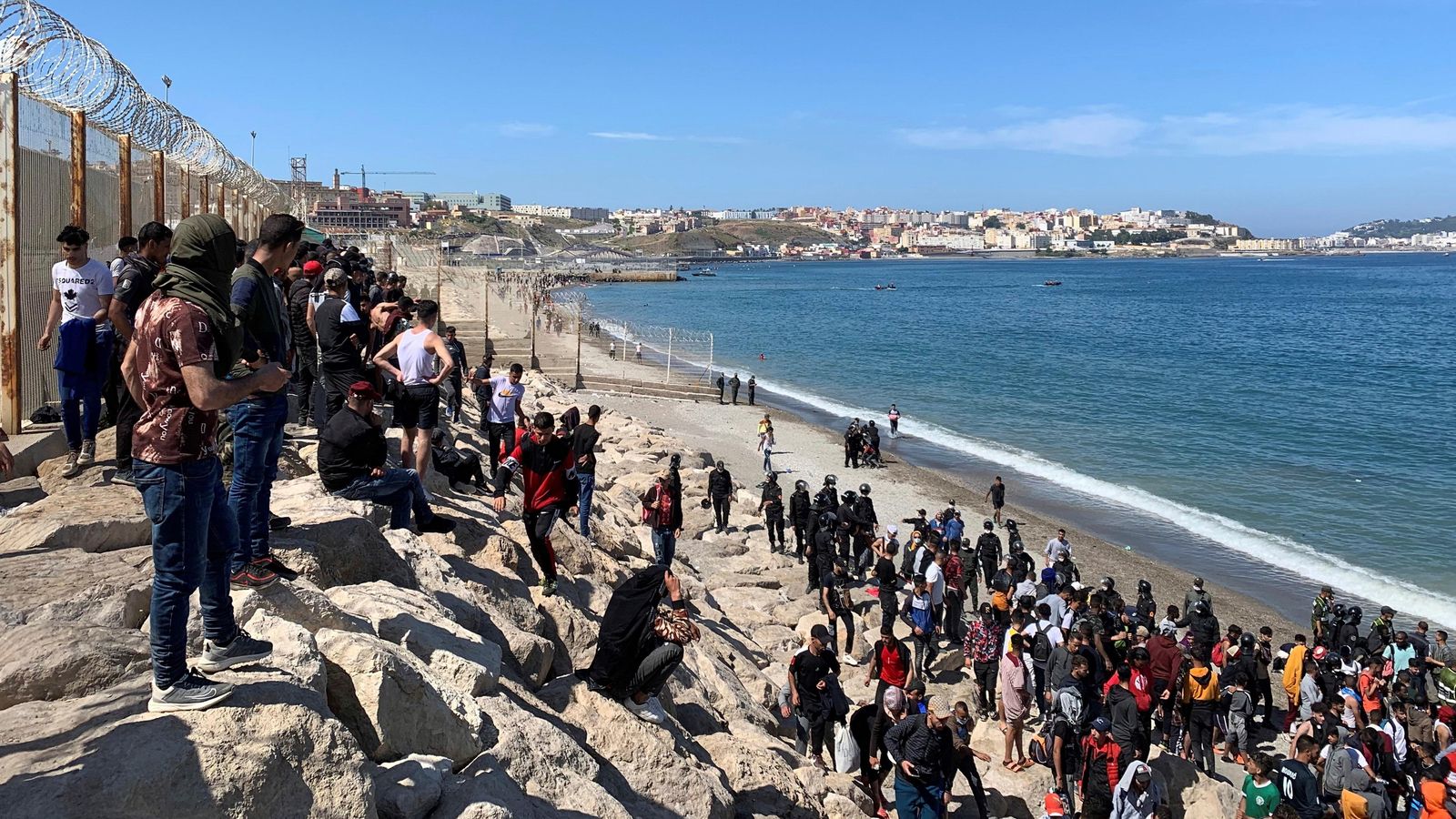 Platja de l'est de Ceuta, amb decenes de persones procedents del Marroc, en una imatge d'aquest dimarts