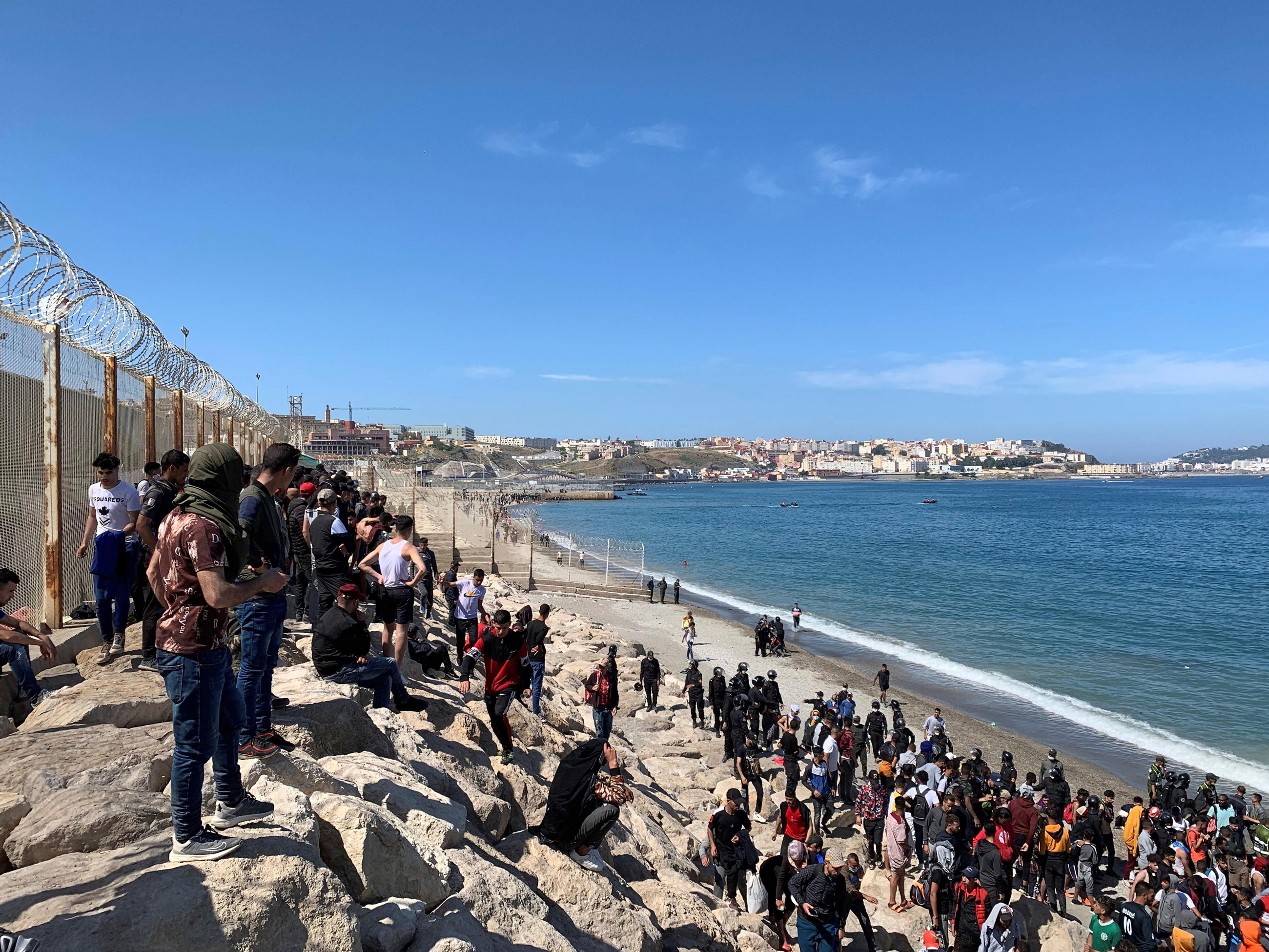 Platja de l'est de Ceuta, amb decenes de persones procedents del Marroc, en una imatge d'aquest dimarts