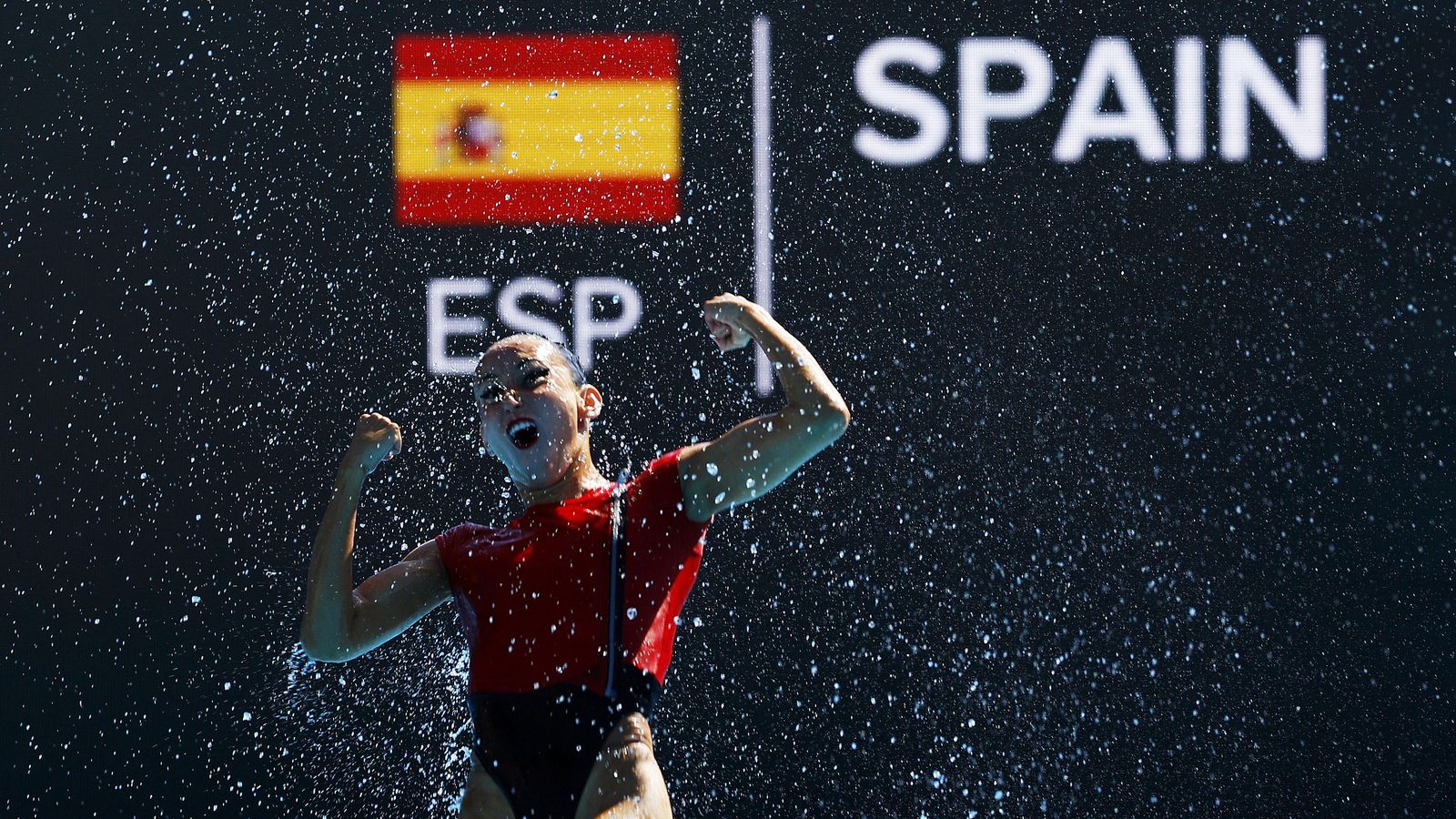 Una esportista espanyola, durant l'exercici a la piscina