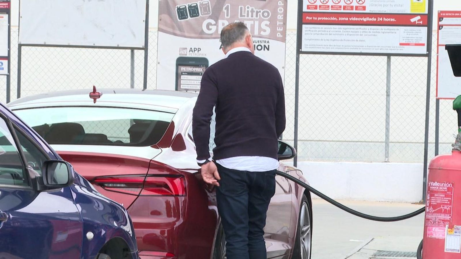 Un conductor reposta en una estació de servei descompte gasolina cap d'any