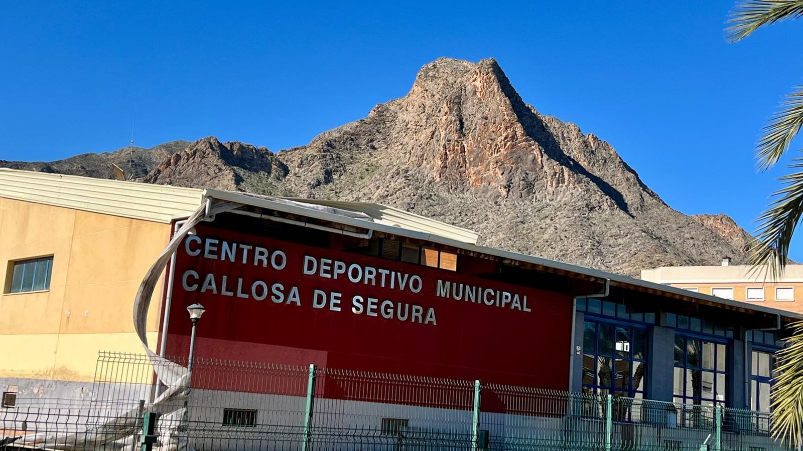 El vent arranca el sostre del poliestportiu de Callosa de Segura