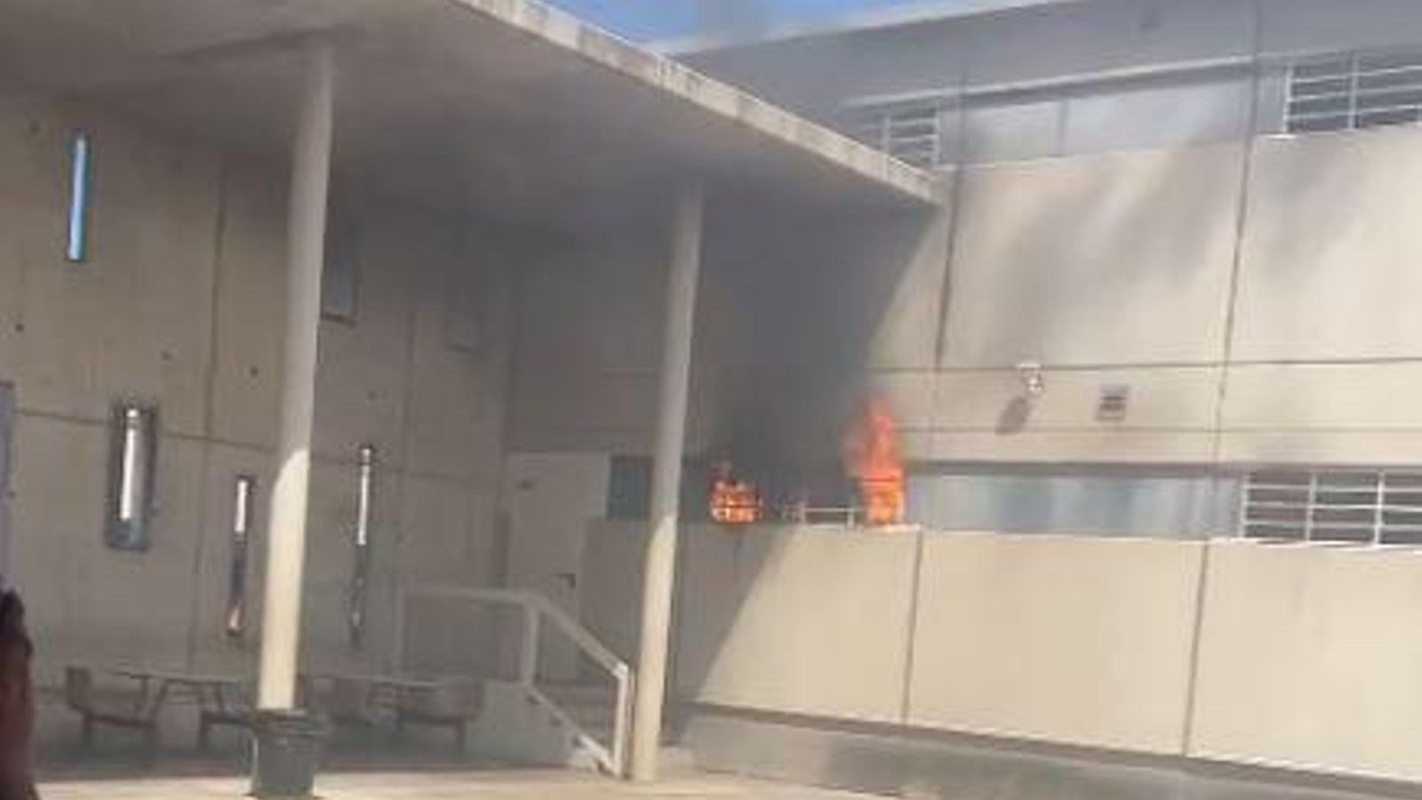 Imatge d'un vídeo gravat des de l'interior del CIE en el moment de l'incendi