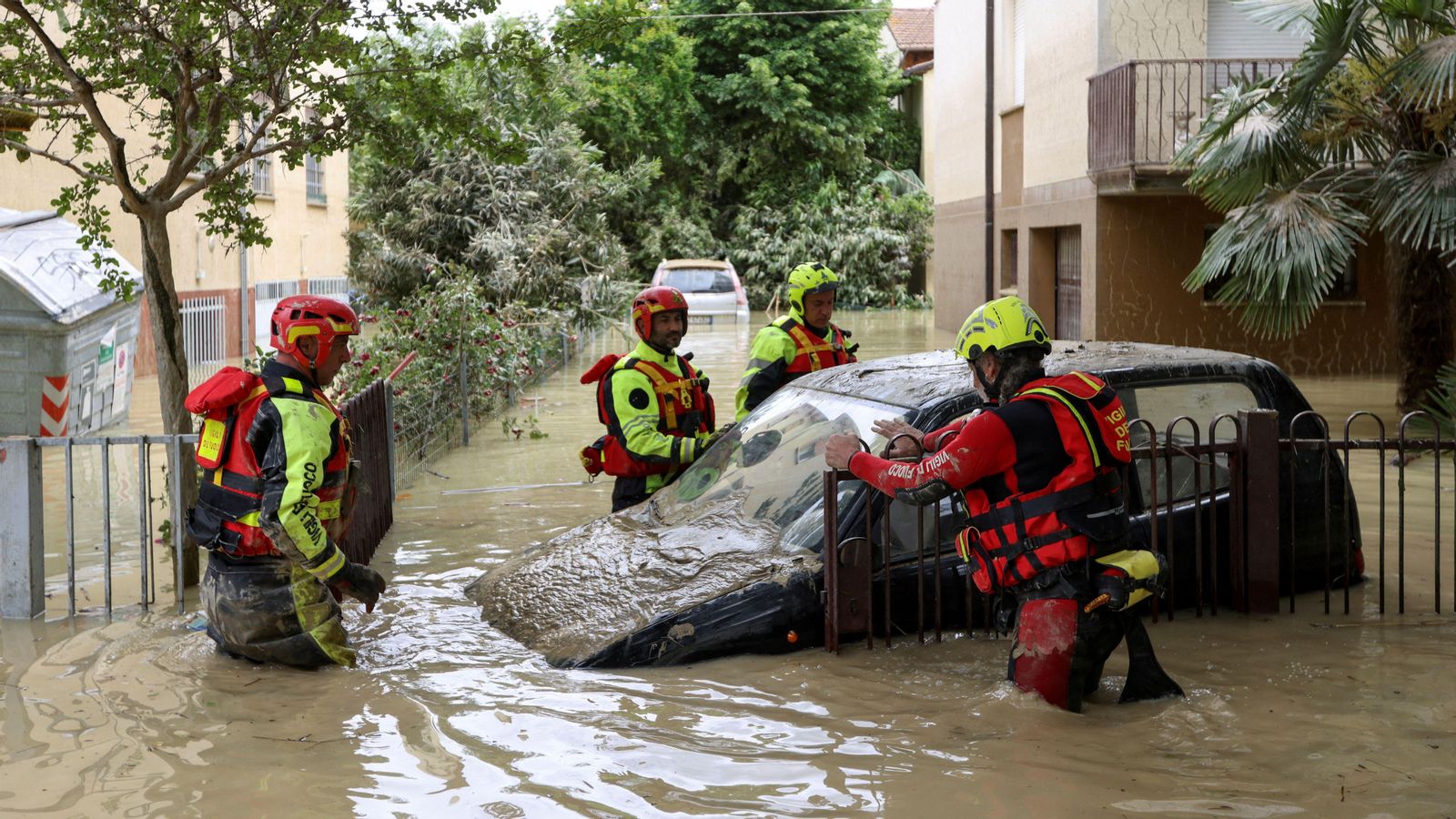 Els bombers tracten de moure una tanca, on ha quedat encastat un cotxe en la regió de Faenza