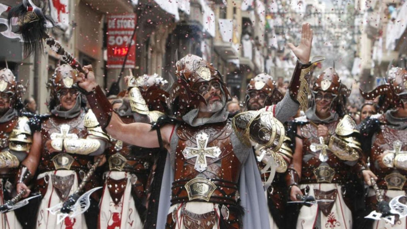 Una imatge d’arxiu dels Moros i Cristians a Alcoi Una imatge d’arxiu de la celebració de la festa de Moros i Cristians a Alcoi