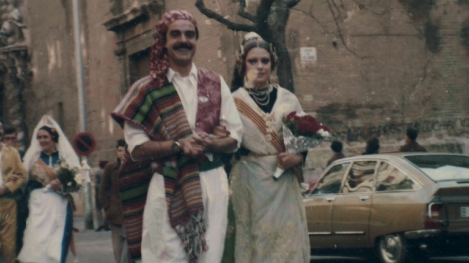 Julio Tormo vestit amb saragüells acompanya Pili Cano.