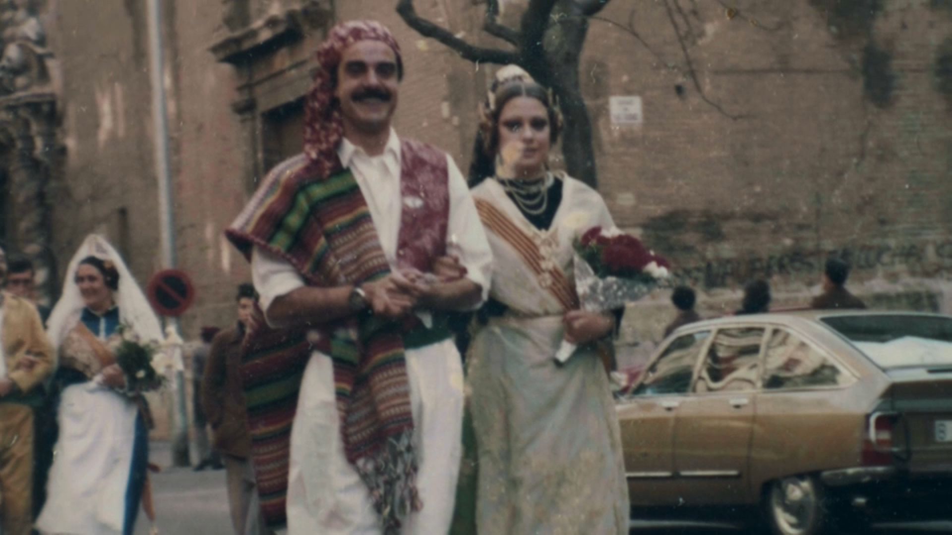 Julio Tormo vestit amb saragüells acompanya Pili Cano. Julio Tormo vestit amb saragüells acompanya Pili Cano.