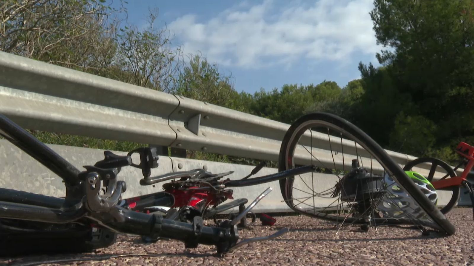 En imatge, la bicicleta d'un dels ciclistes atropellats