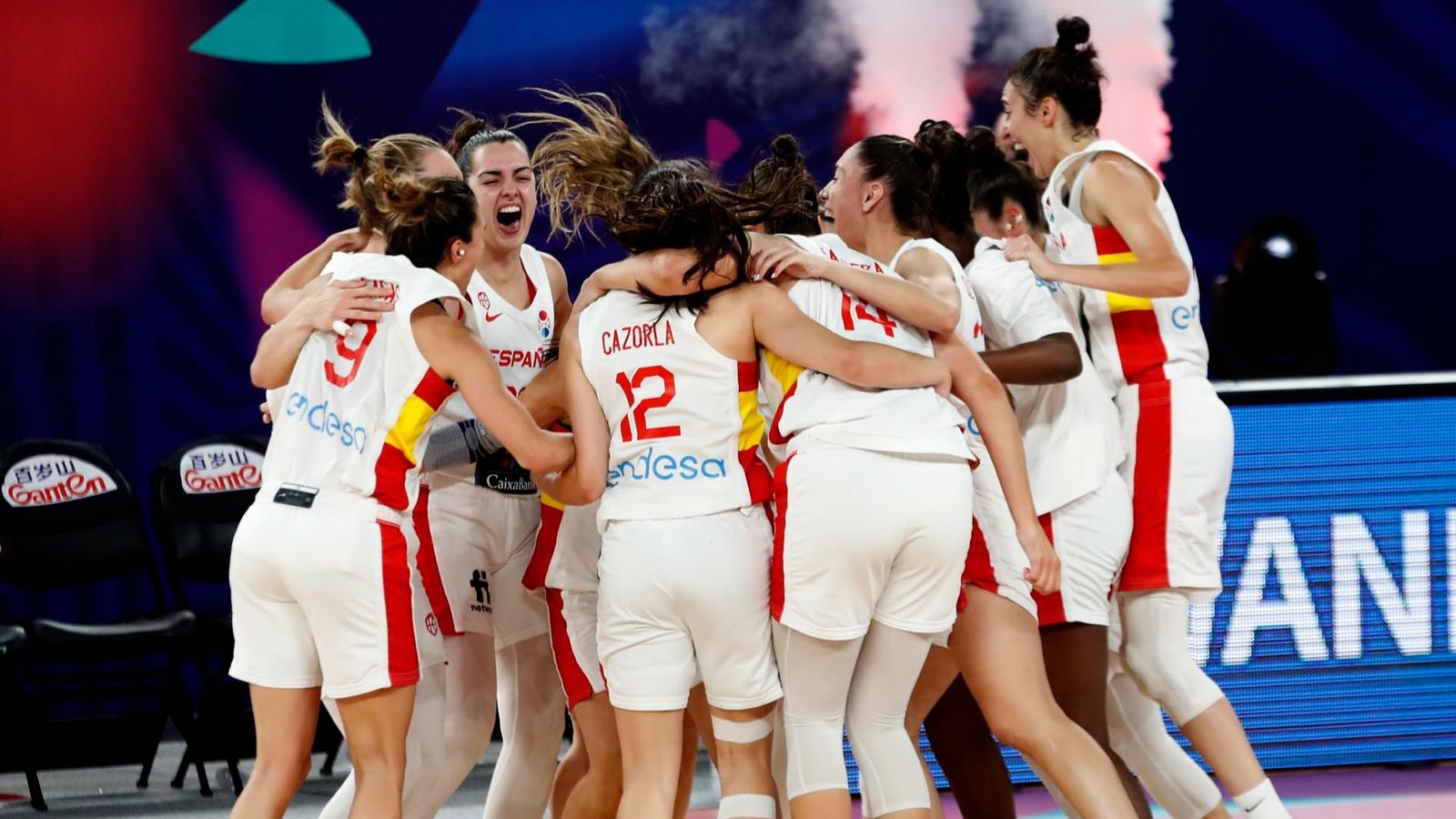 Les jugadores espanyoles celebren el triomf