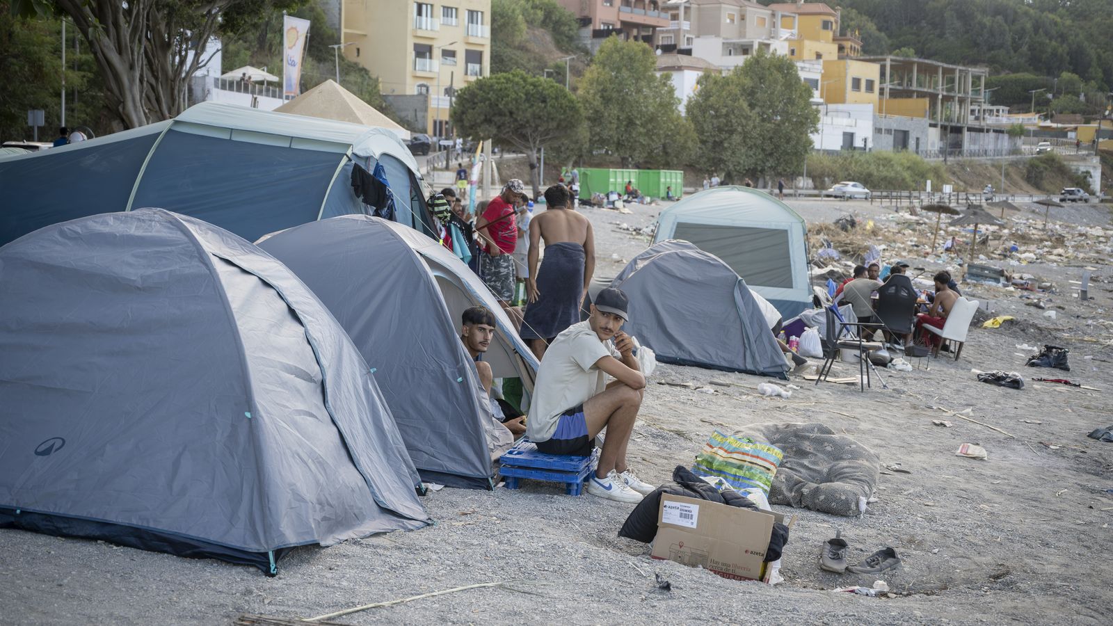 Immigrants acampats a la platja de El Trampolín de Ceuta