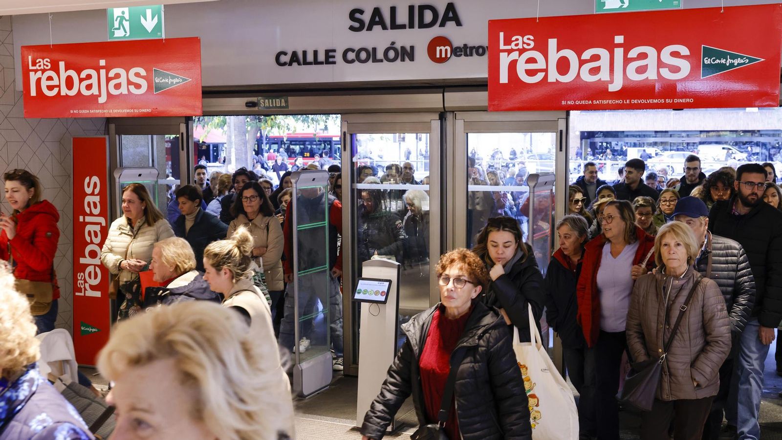 El Corte Inglés del carrer de Colom de València obri el primer dia de rebaixes