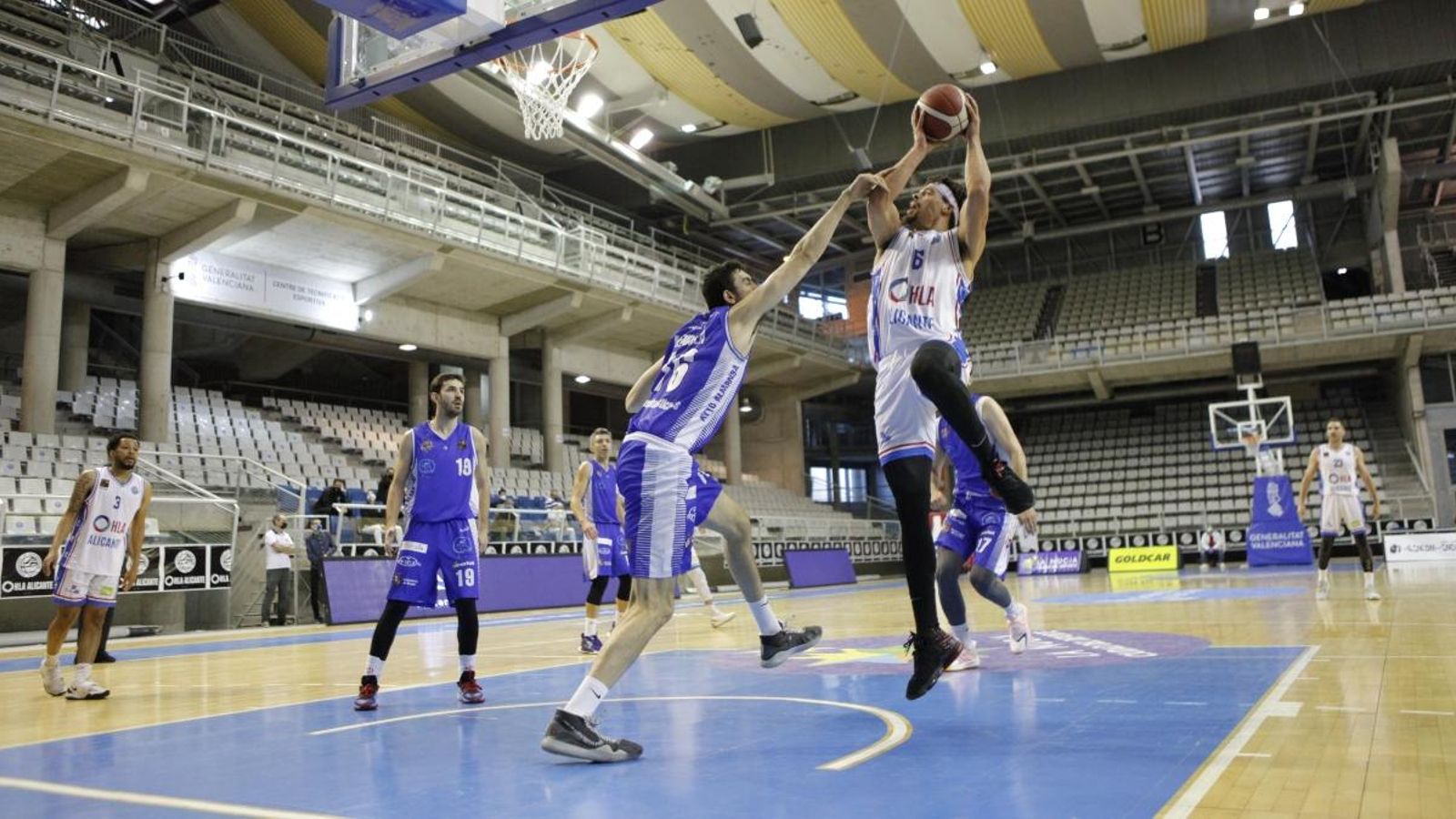 Zohore tracta de fer una cistella davant la presència d'un jugador de l'Almansa