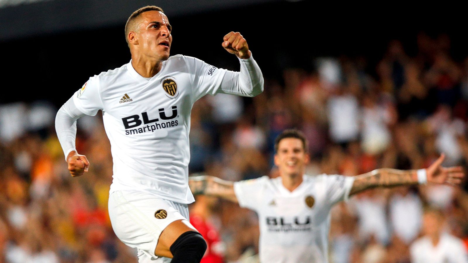 El davanter del Valencia CF Rodrigo celebra el gol