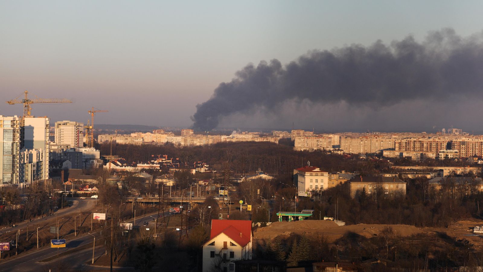 Una columna de fum s'eleva sobre els edificis propers a l'aeroport de Lviv després de l'atac rus, aquest dijous