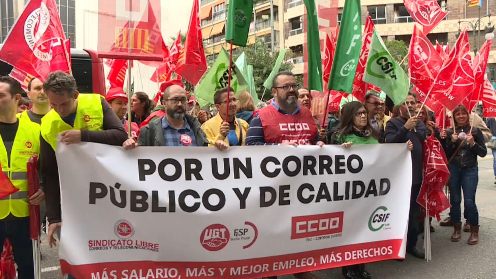 Els treballadors de Correus s'han concentrat a València.