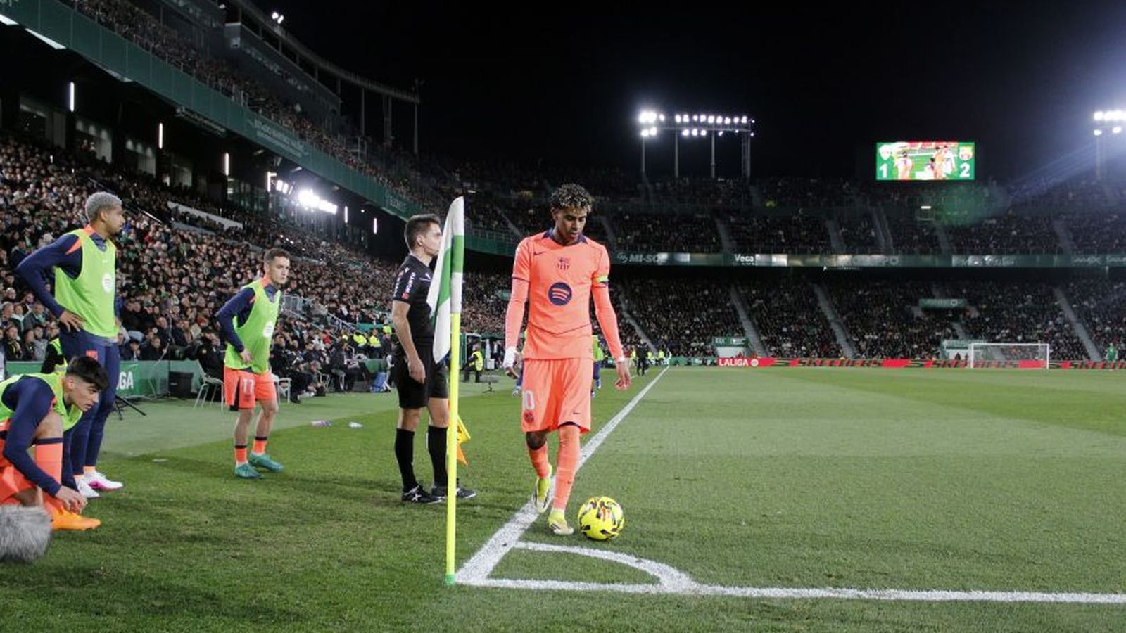 Lamine Yamal es prepara per a traure un córner en el duel de la temporada passada al Martínez Valero