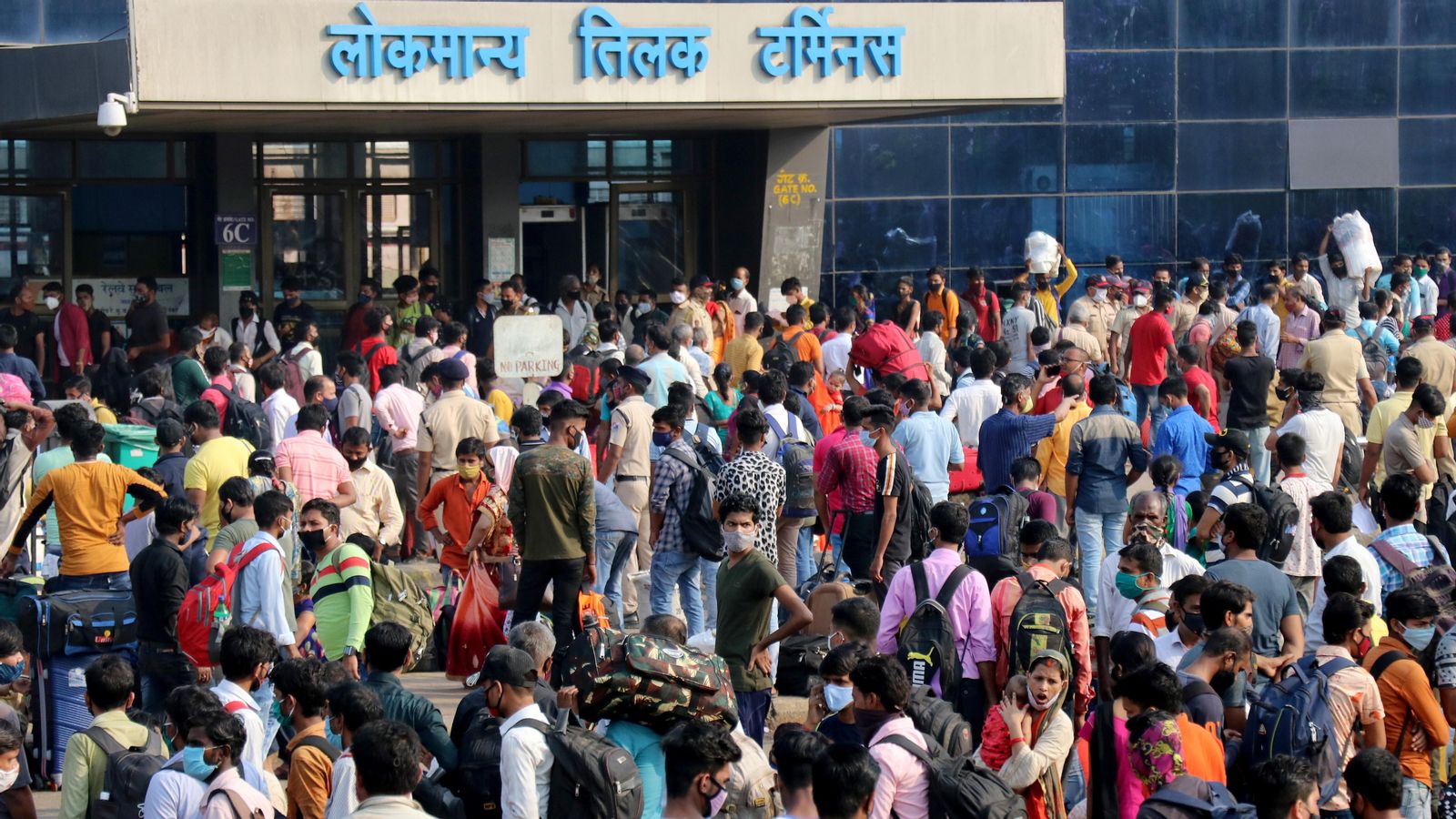 Diverses persones fan cua per a entrar a l'estació Lokmanya Tilak Terminus (Bombai), aquest dimecres