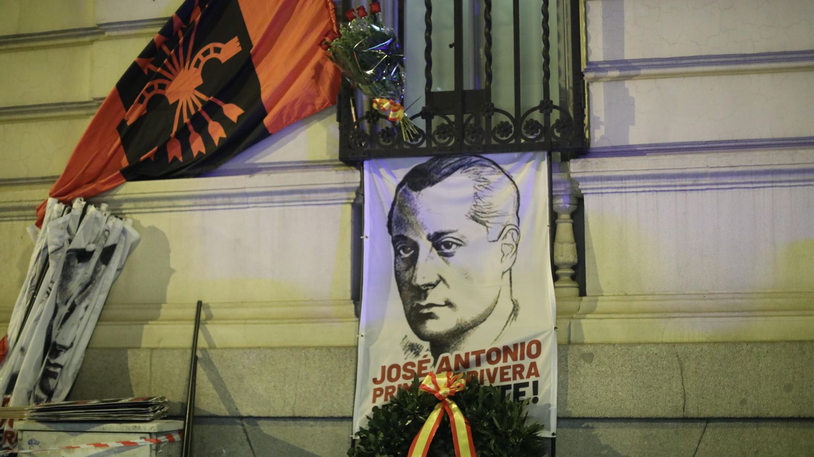 Un retrat de José Antonio Primo de Rivera, durant una manifestació a Madrid per l'aniversari de la mort, el 19 de novembre del 2021 Un retrat de José Antonio Primo de Rivera durant una manifestació per l'aniversari de la seua mort, a 19 de novembre de 2021, a Madrid