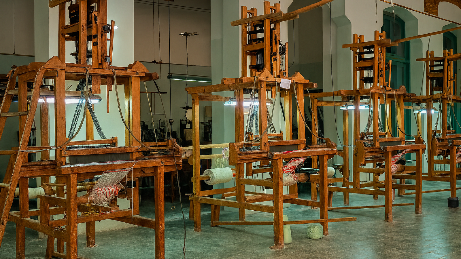 Alguns dels telers que conserva el Museu de Patrimoni Industrial d'Alcoi