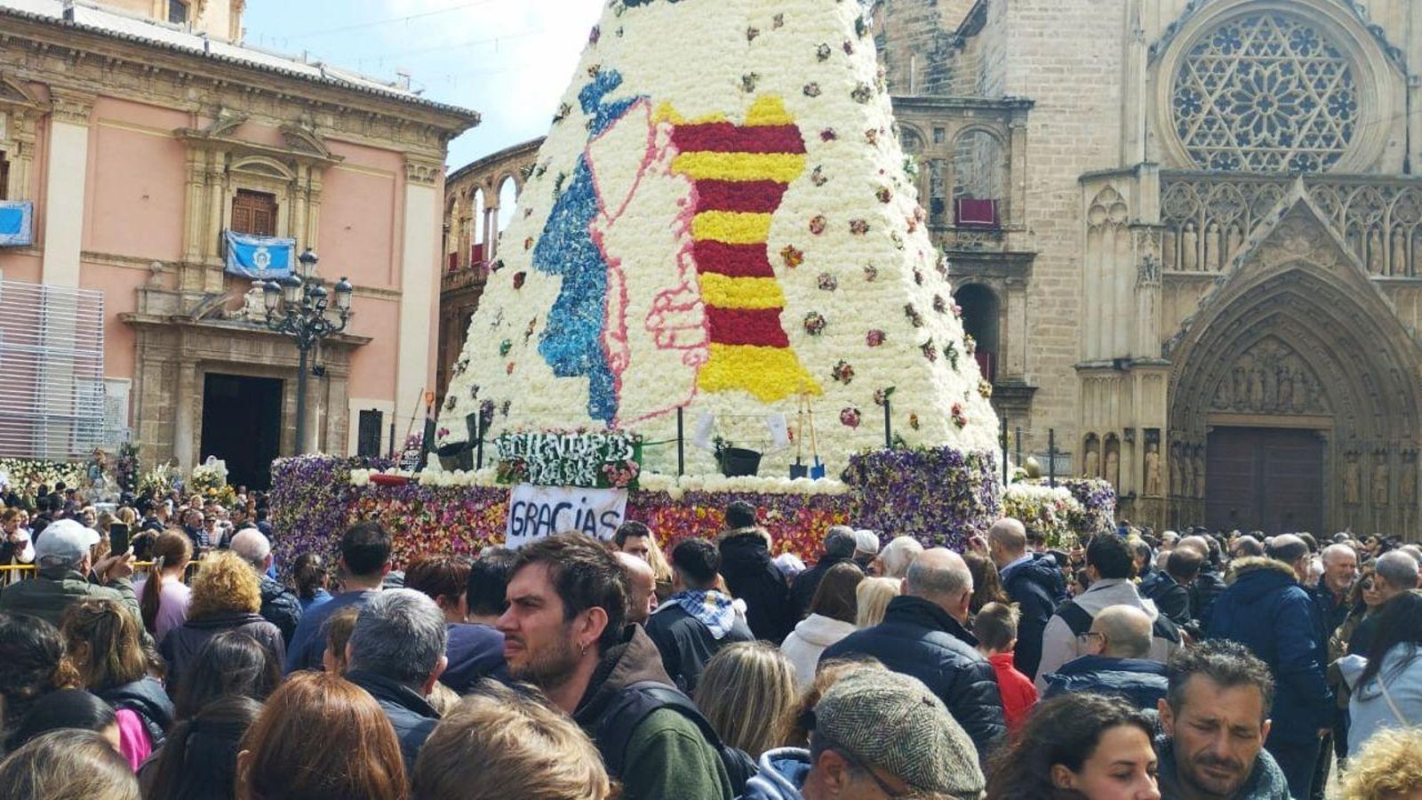 Afluència massiva per a contemplar el cadafal de la Mare de Déu dels Desemparats