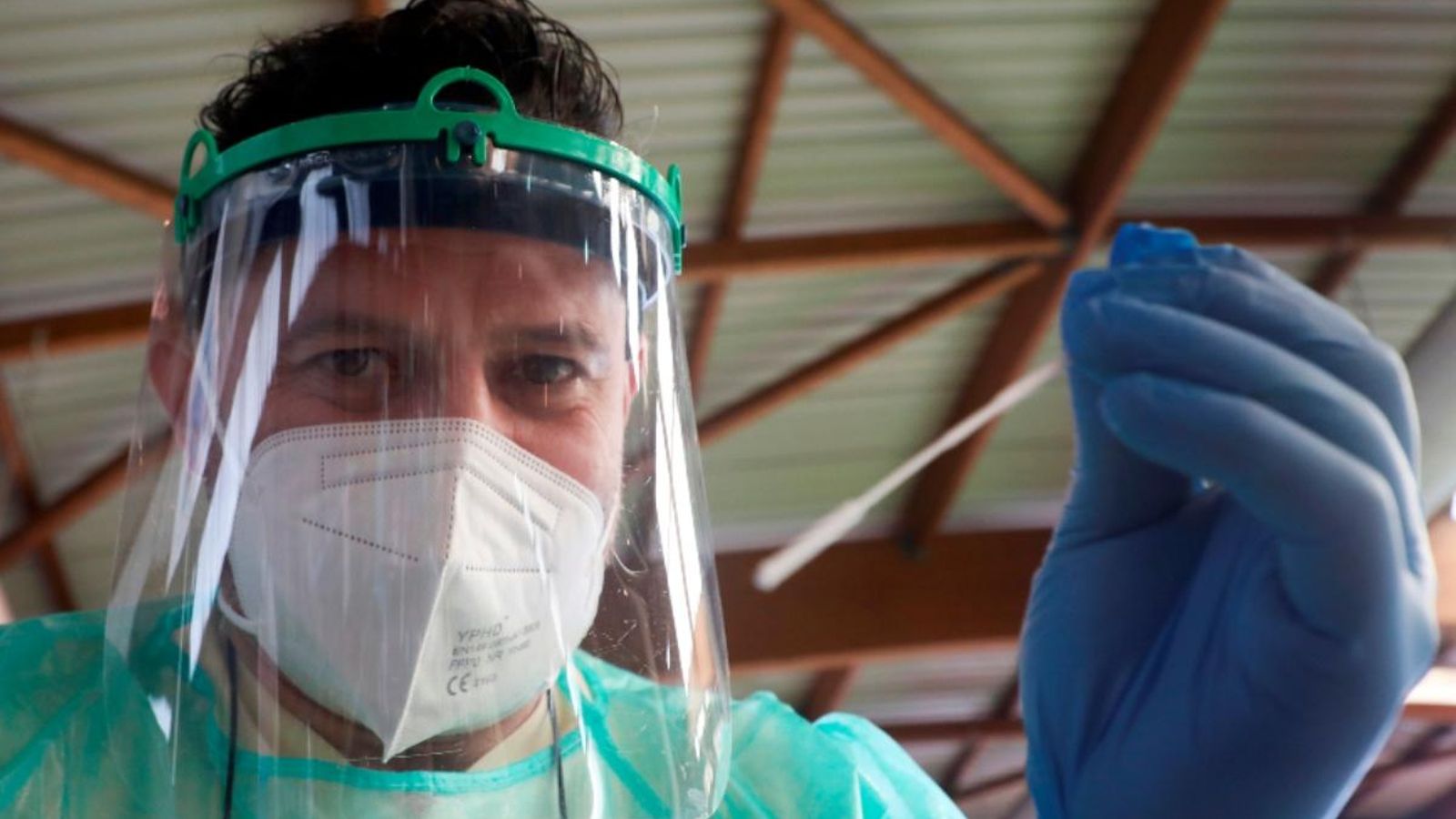 Un sanitari realitza test d'antígens per a detectar nous casos de la covid-19.