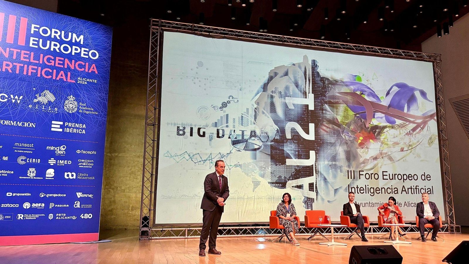 El regidor d'Innovació d'Alacant, Antonio Peral, durant la seua intervenció en l'III Fòrum Europeu d'Intel·ligència Artificial
