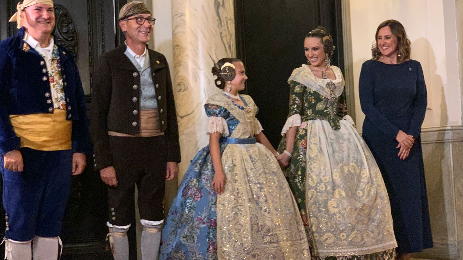 Les falleres majors de València, juntament amb el secretari i president de la Junta Central Fallera, i l'alcaldessa de València