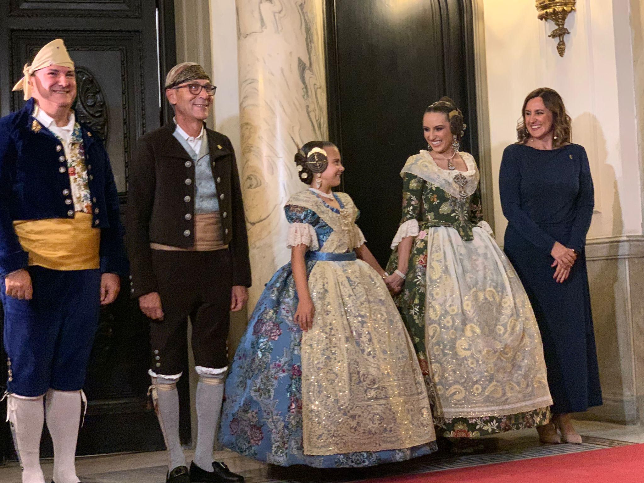 Les falleres majors de València, juntament amb el secretari i president de la Junta Central Fallera, i l'alcaldessa de València