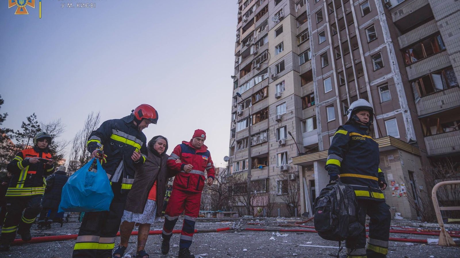 Efectius d'emergències evacuen una dona d'un edifici residencial danyat per un atac aeri a Kíiv