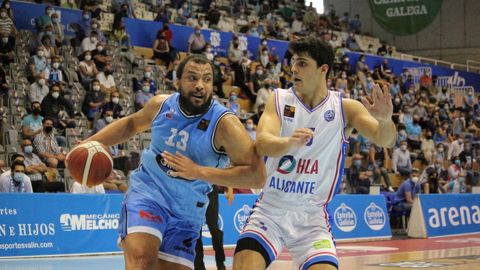 Chumi Ortega defensa una acció