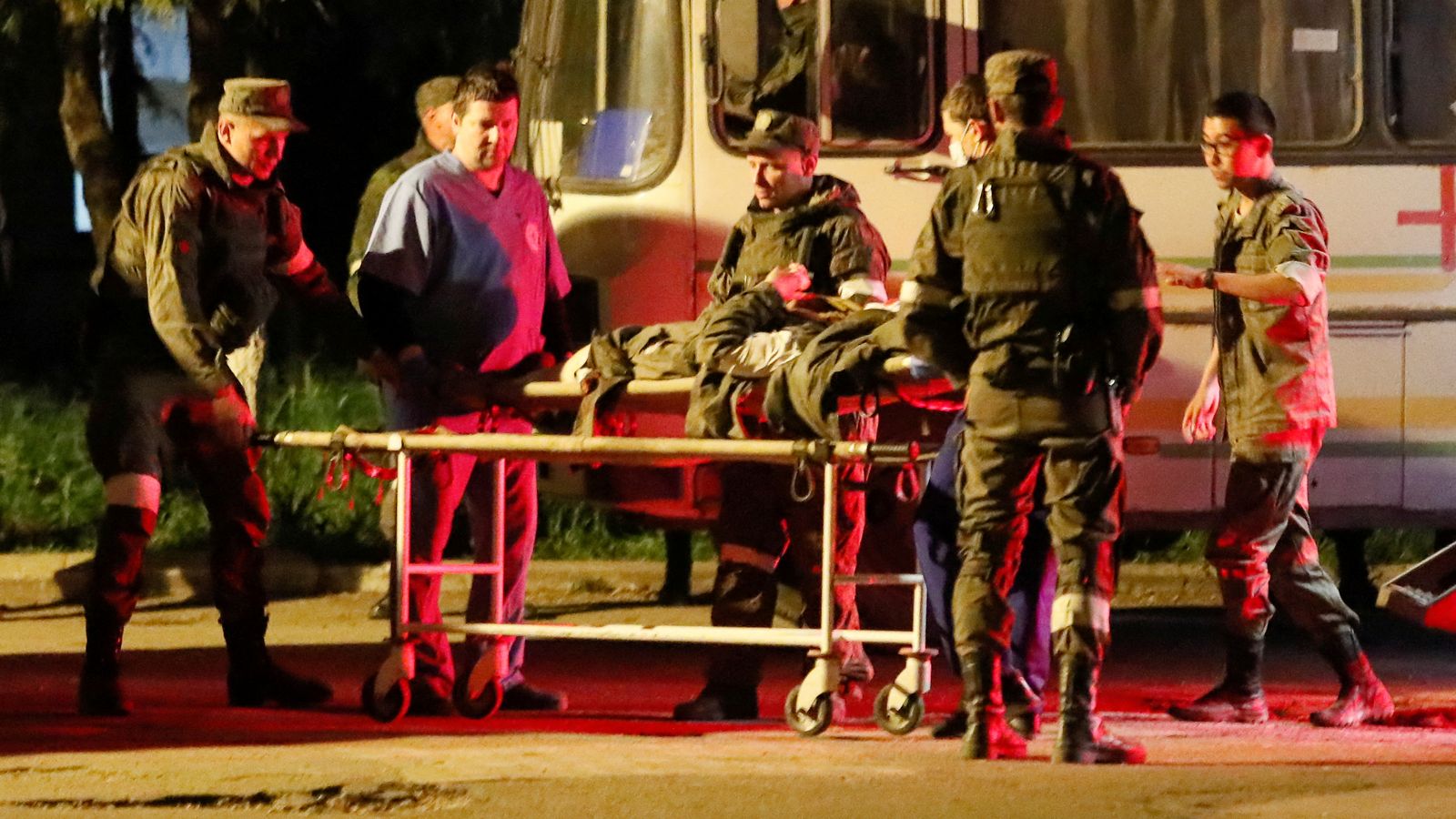 Els autobusos que porten militars ucraïnesos d'Azovstal arriben a Novoazovsk