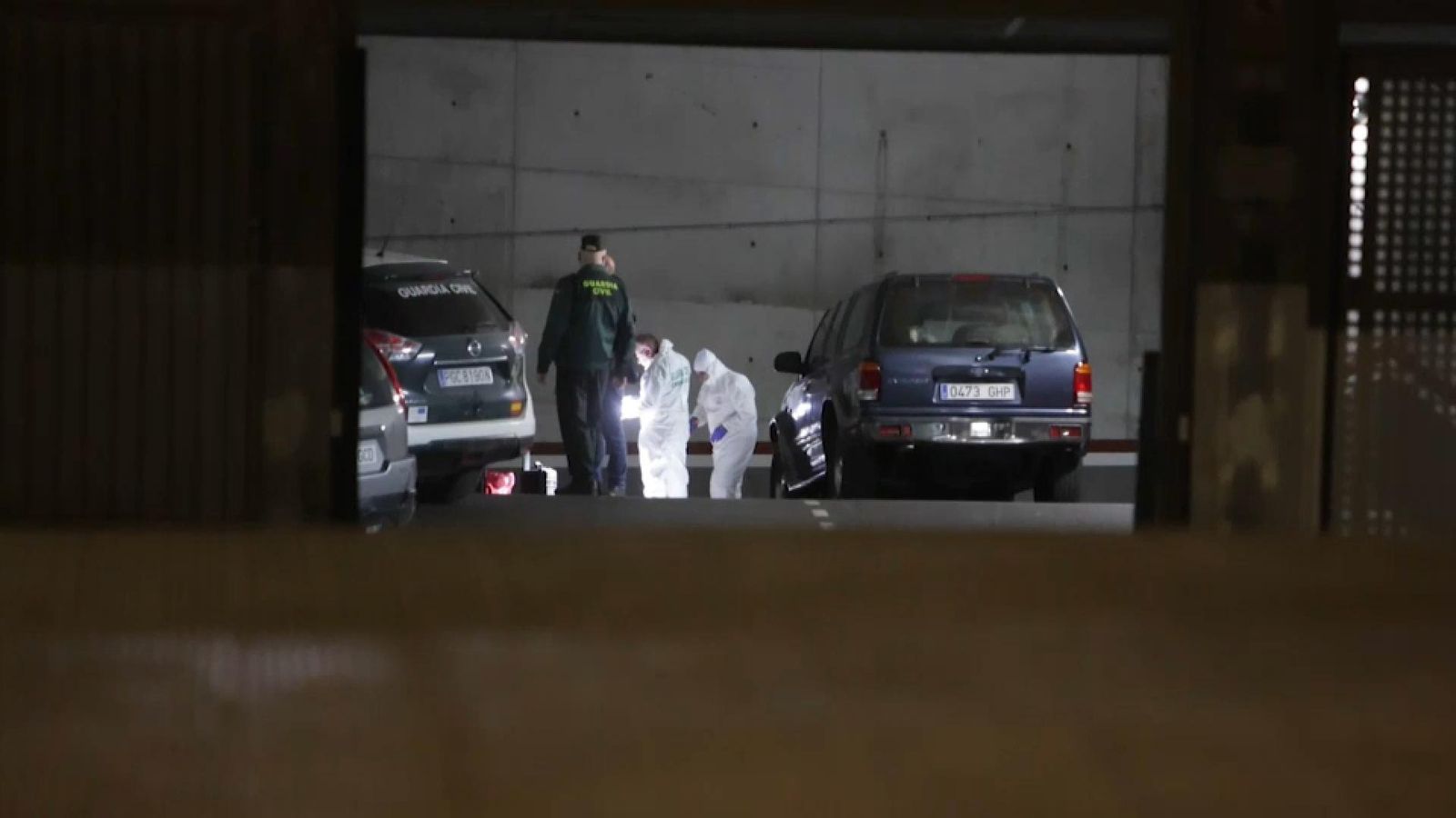 Agents de la policia científica repleguen evidències del crim en l'aparcament on es va cometre l'assassinat