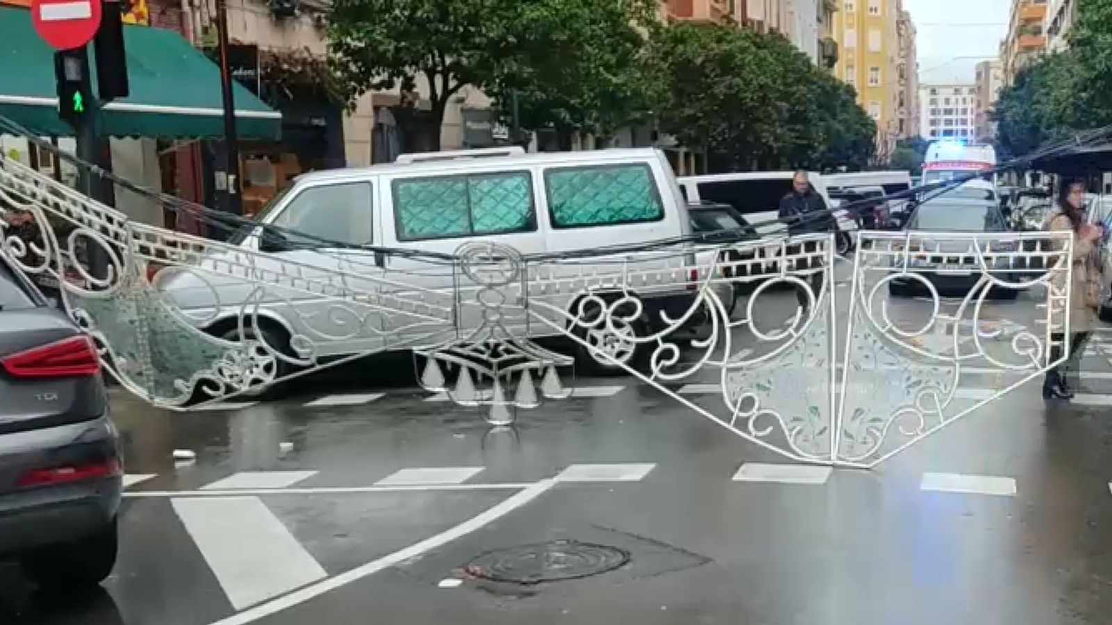 Llums trencades al carrer després de l'accident