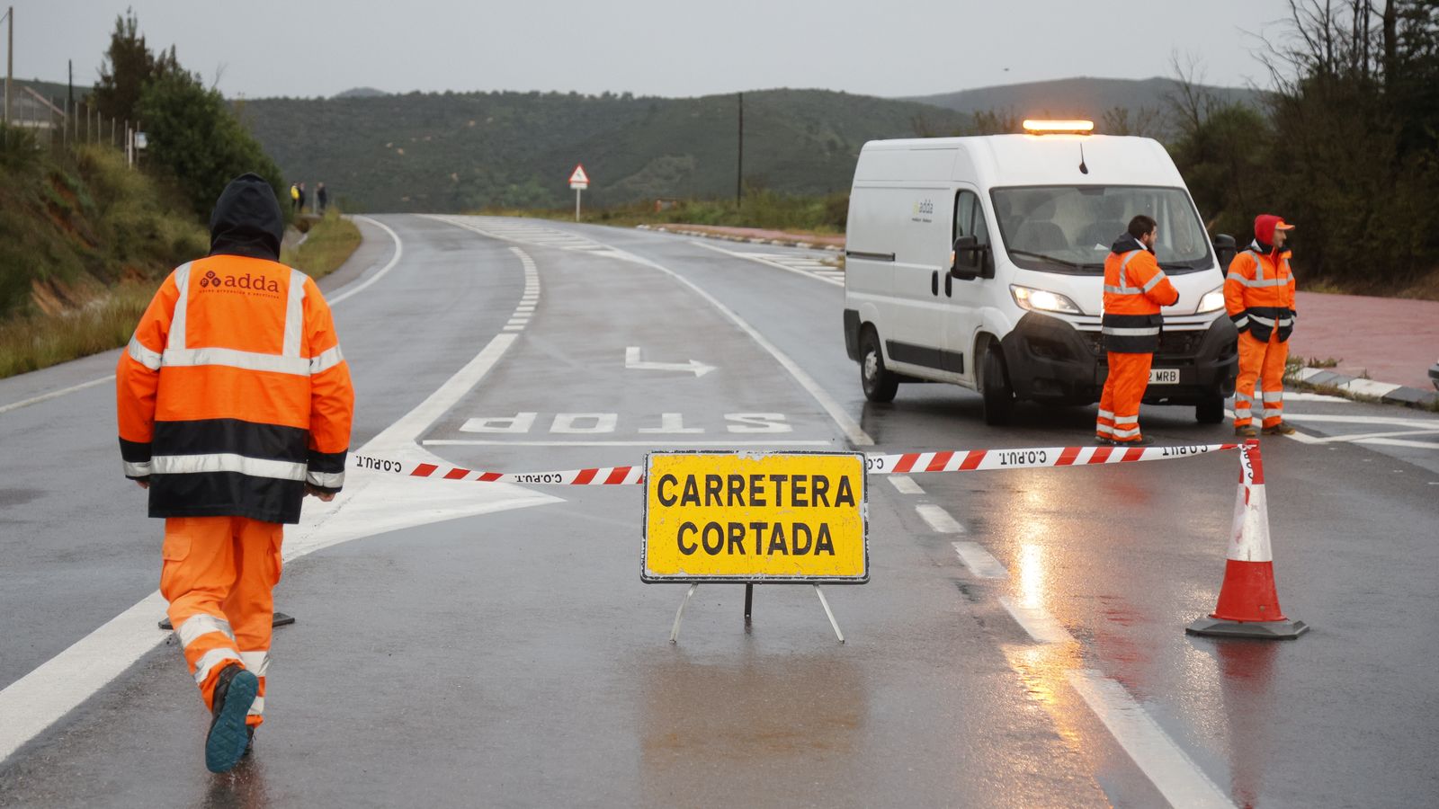 Una carretera tallada a la Salzadella (Baix Maestrat) per la dana d'octubre