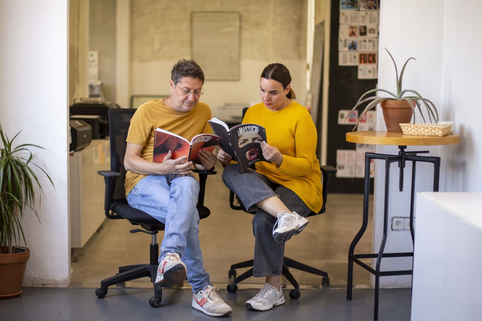 Víctor Palau i Ana Gea amb exemplars de la revista '¡Mussica!'