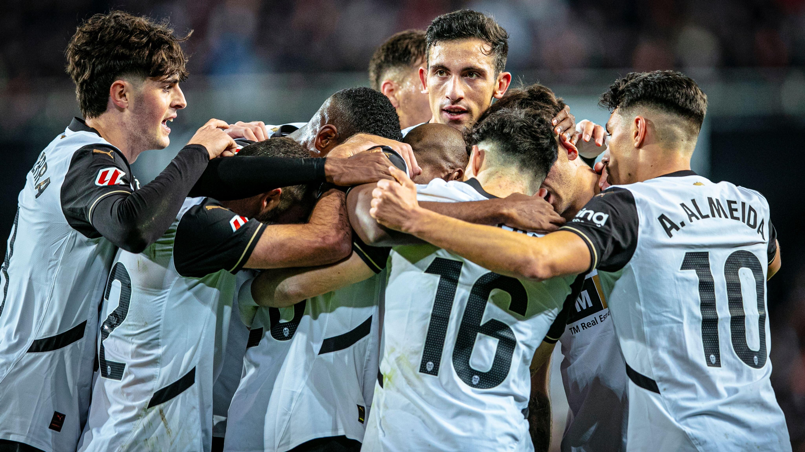 Imatge dels jugadors del València CF celebrant un gol Imatge dels jugadors del València CF celebrant un gol