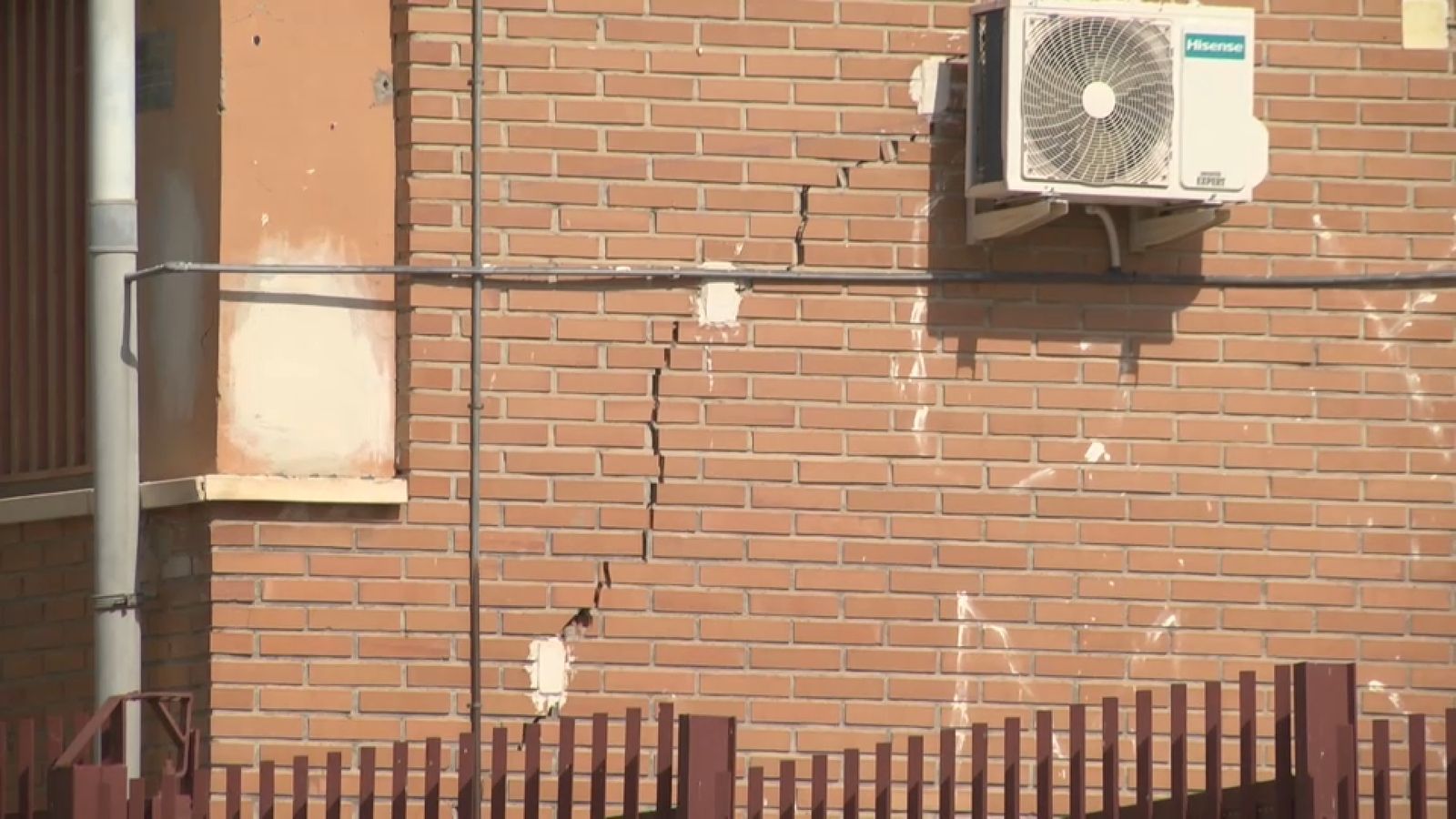 Desperfectes en la façana del col·legi Ausiàs March d'Elx