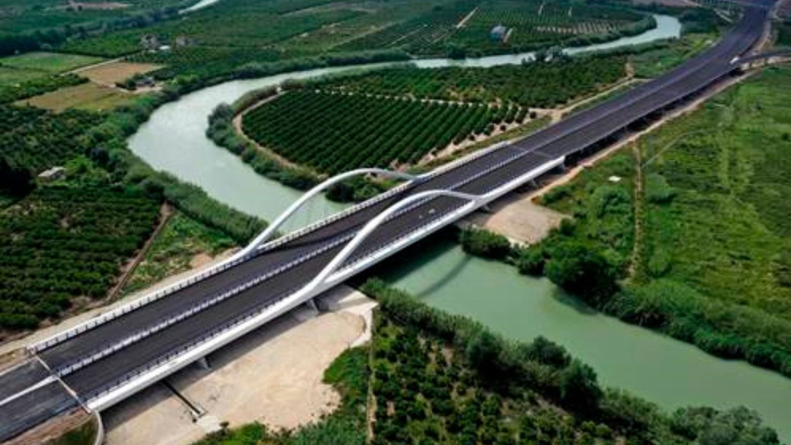 Un viaducte, en forma d'arc metàl·lic i de noranta metres de llarg, travessa el riu Xúquer al seu pas per Cullera