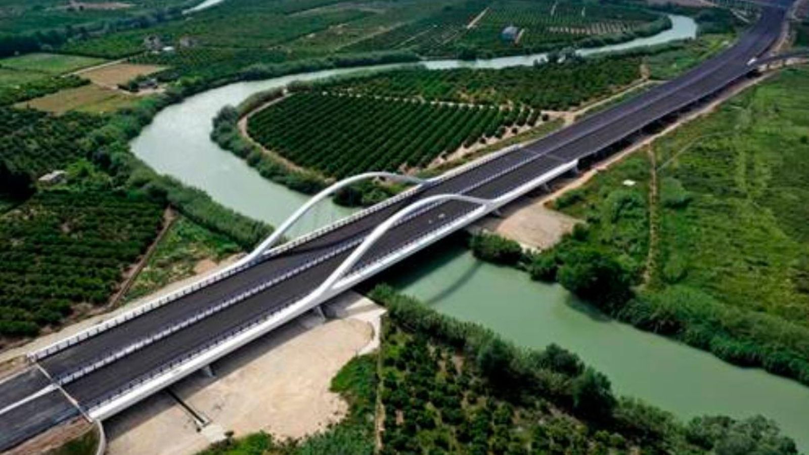 Un viaducte, en forma d'arc metàl·lic i de noranta metres de llarg, travessa el riu Xúquer al seu pas per Cullera