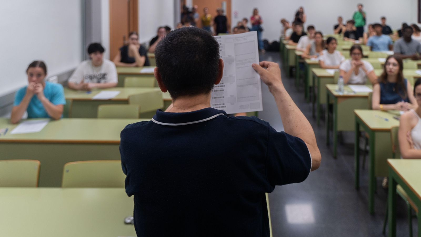 Un professor dona les instruccions abans de començar un dels examens de la PAU