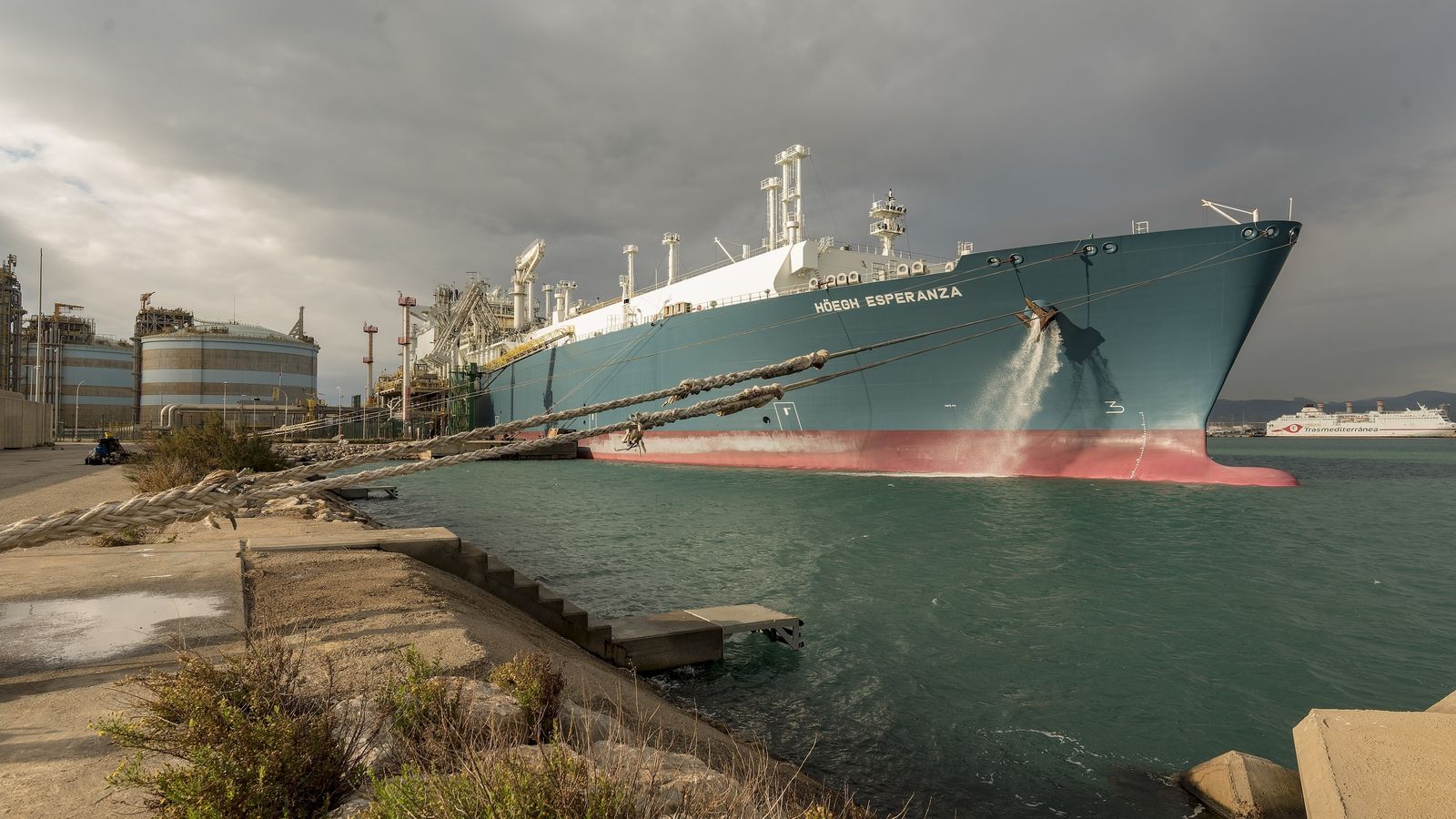 L'Hoegh Esperanza, el primer vaixell que funcionarà com regasificadora a Alemanya.