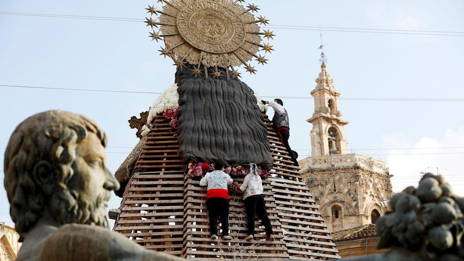 Per primera vegada en trenta anys, el mantell de la Verge s’ha confeccionat sense un dibuix previ