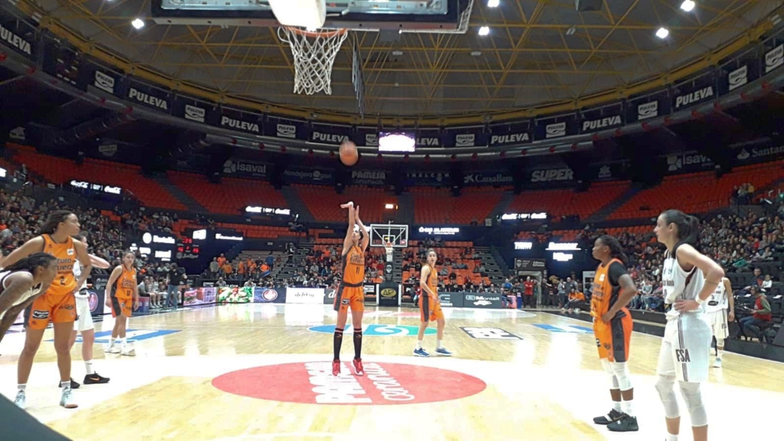 Tamara Abalde llança un tir lliure