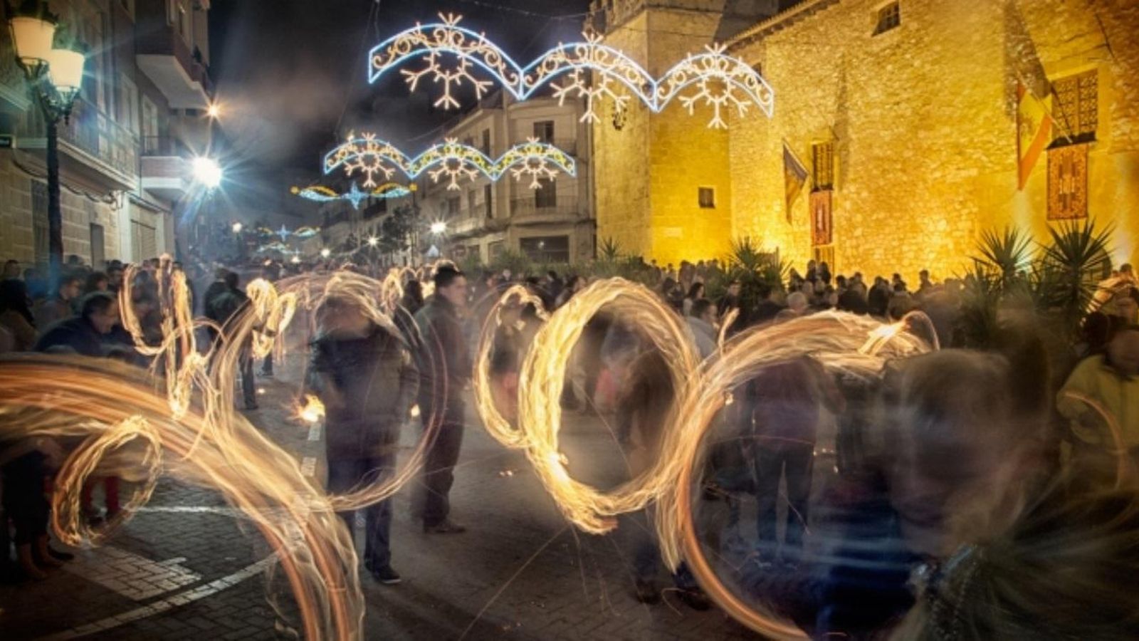 Fotografia de la plaça major d'Onil amb veïns rodant els fatxos